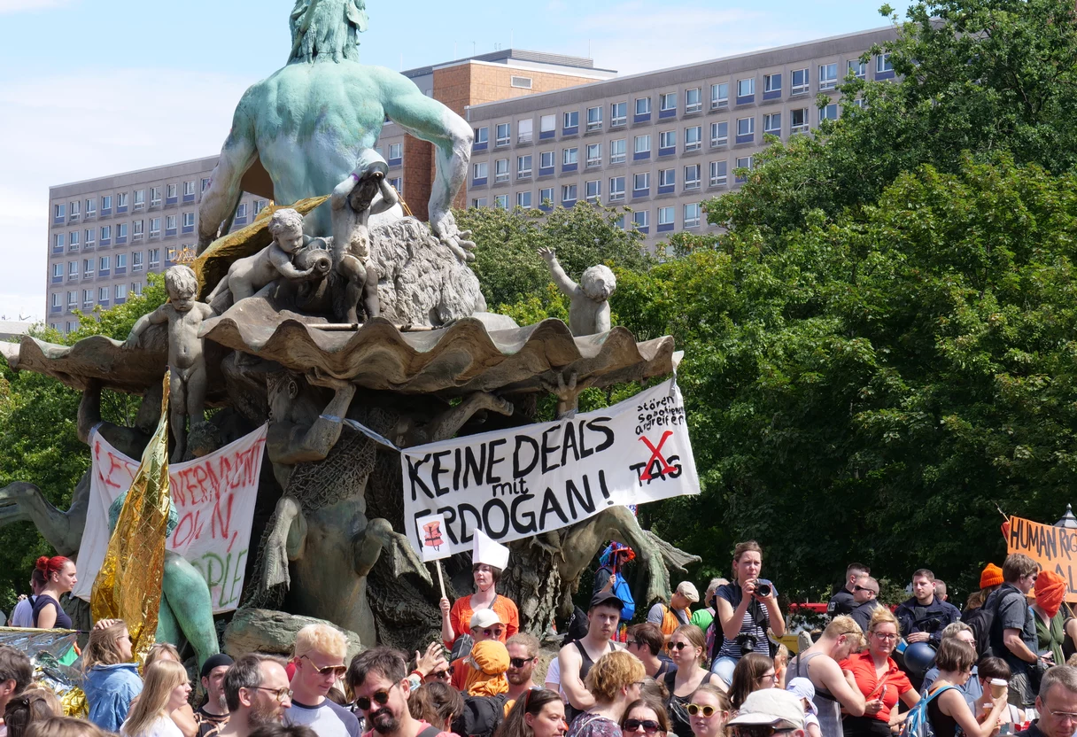 Seebrücke-Demonstration für Seenotrettung