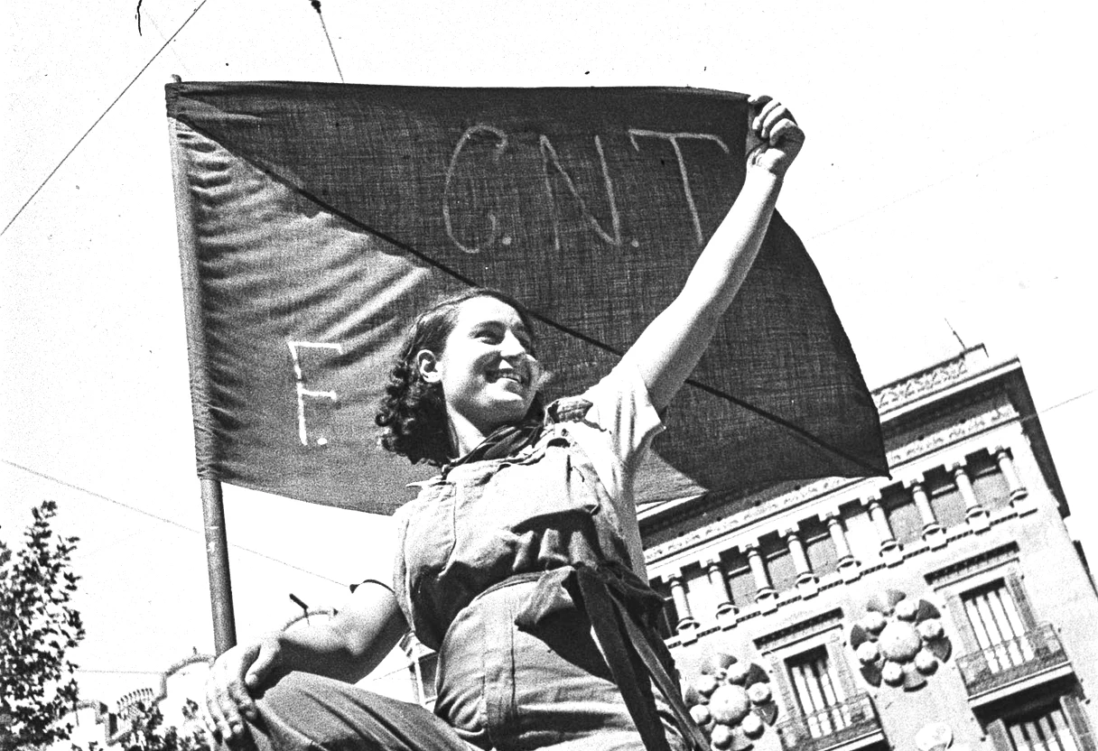 Eine anarchistische Milizionärin auf einer Barrikade in Barcelona 1936
