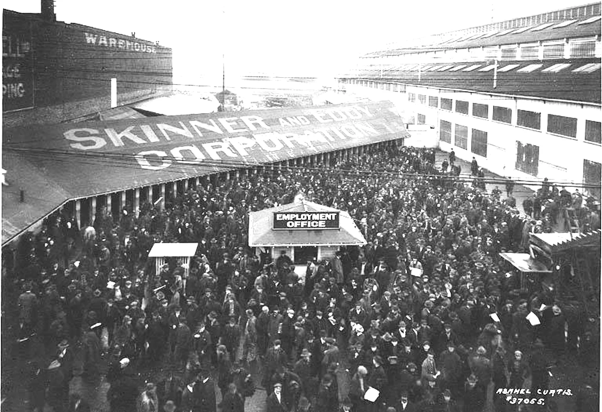 Streikende Werftarbeiter verlassen geschlossen die Werft – Generalstreik in Seattle 1919