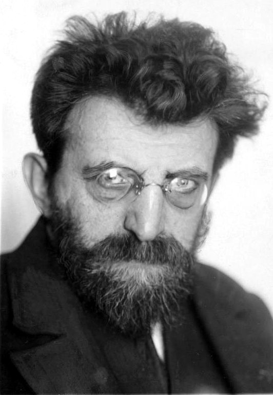 Porträtfoto von Erich Mühsam mit Bart und Brille, 1928