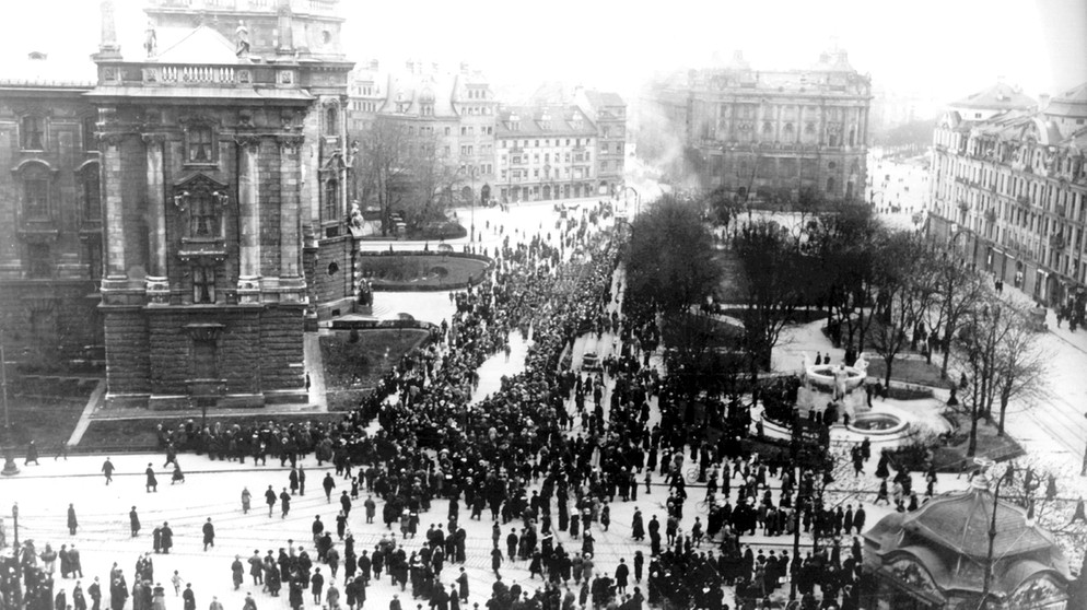 Große Menschenmenge bei einer Demonstration auf einem Münchner Platz, 1919
